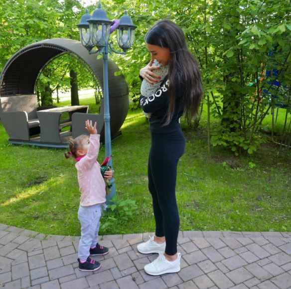 Оксана Самойлова удивила плоским животом через 2 месяца после третьих родов