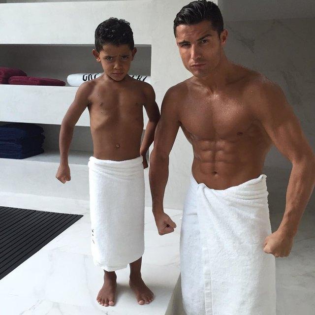 Prima fotografie a lui Cristiano Ronaldo alături de gemenii săi. "Noile iubiri ale vieții mele"