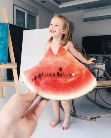 Poze surprinzătoare! O mamă își fotografiază fiica în ”rochii” din flori, fructe și legume