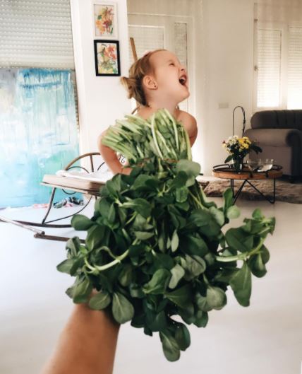 Poze surprinzătoare! O mamă își fotografiază fiica în ”rochii” din flori, fructe și legume