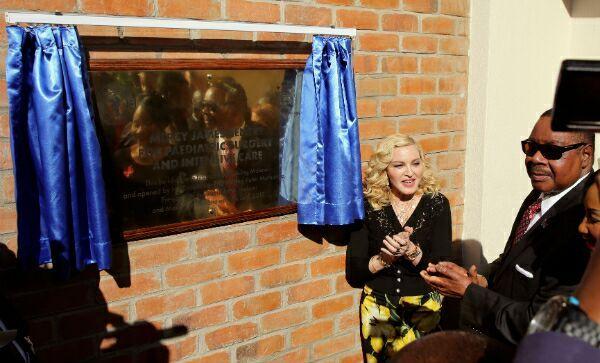 Madonna continuă să ajute copiii din Africa! Interpreta a deschis un centru de pediatrie