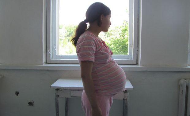 Date alarmante! Mii de copile rămân gravide și sute fac avorturi