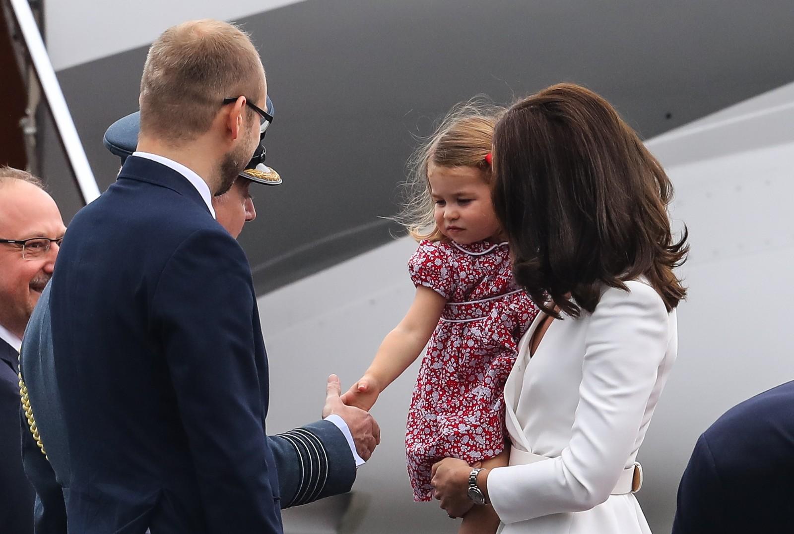 Poze amuzante cu micuții George și Charlotte în viza din Polonia