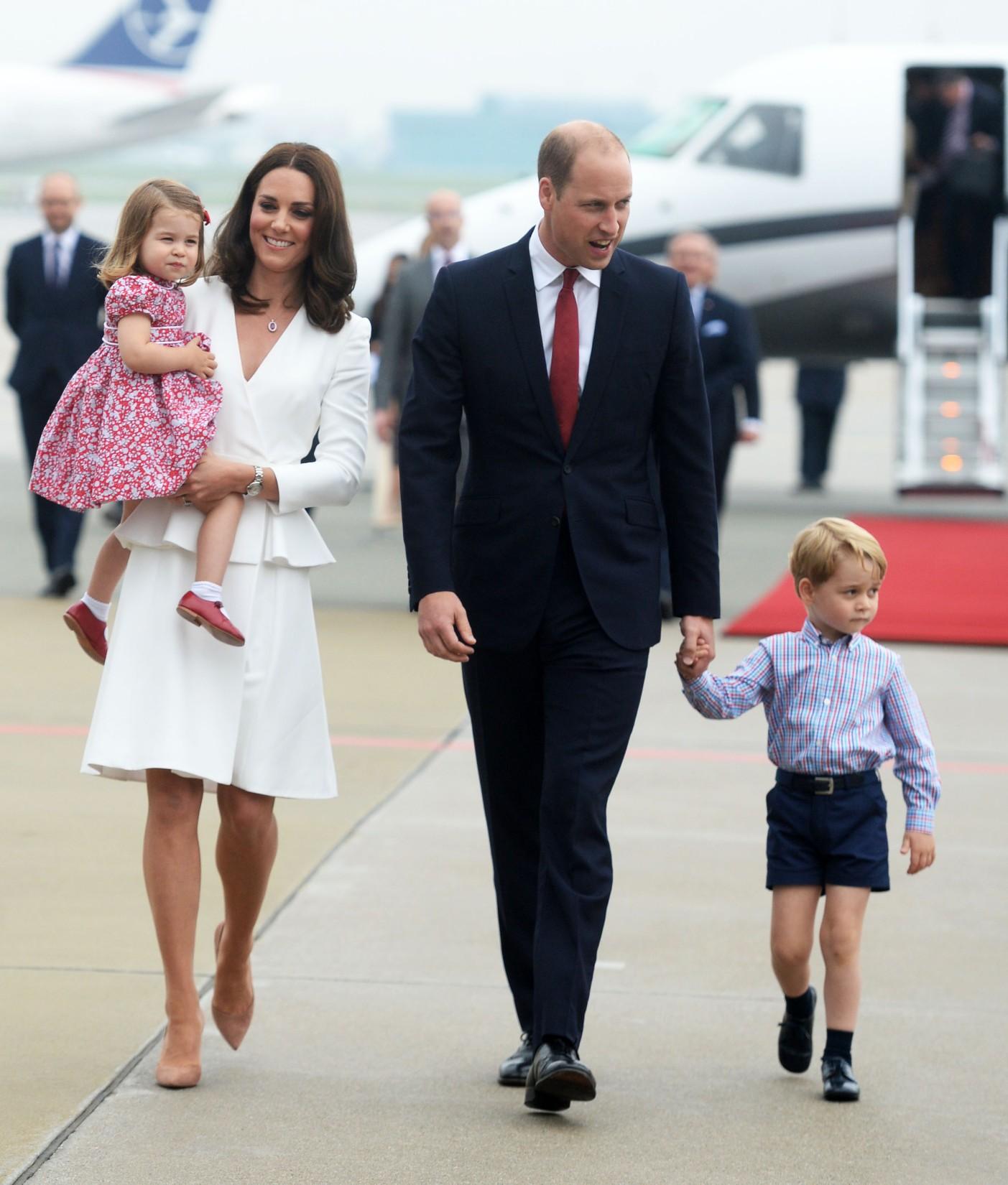 Poze amuzante cu micuții George și Charlotte în viza din Polonia