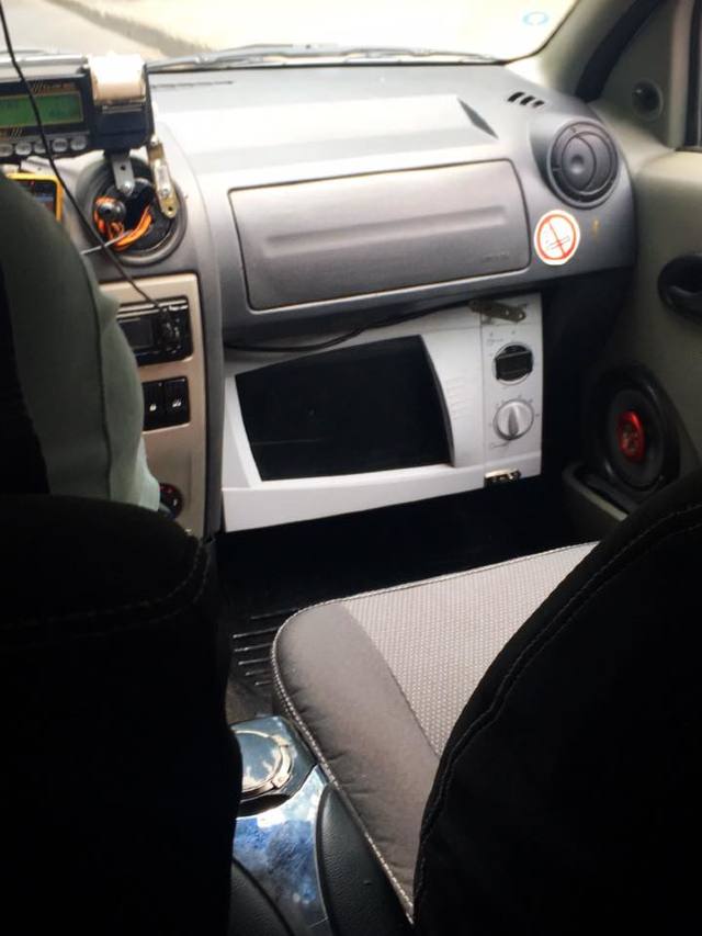 Un taximetrist din Chișinău și-a utiliat mașina cu un coptor cu microune