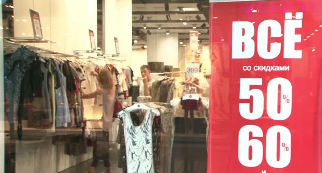 Start promoții de vară. În centrele comerciale din Capitală au început reducerile la îmbrăcăminte