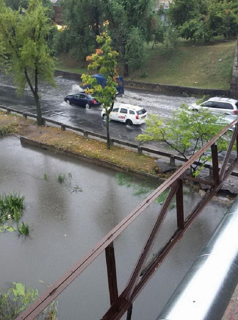 Ambuteiaje pe str. Albișoara. Râul Bîc a ieșit din matcă și a inundat strada