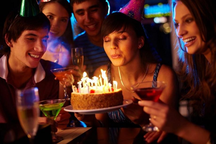 Эксперты запретили задувать свечи на праздничном торте