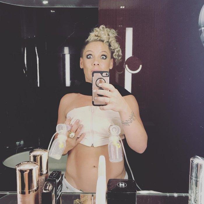Nu este nimic rușinos: Pink a postat o fotografie "sinceră" cu o pompă pentru sâni