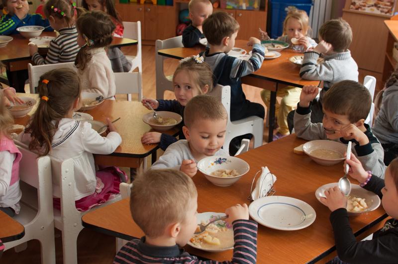 Nou meniu alimentar pentru şcoli şi grădiniţe. Ce amendă riscă cei care nu-l vor respecta