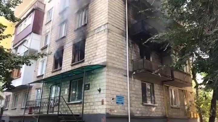 Incendiu puternic în capitală. Adulți și copii, evacuați din blocul cuprins de flăcări (FOTO)