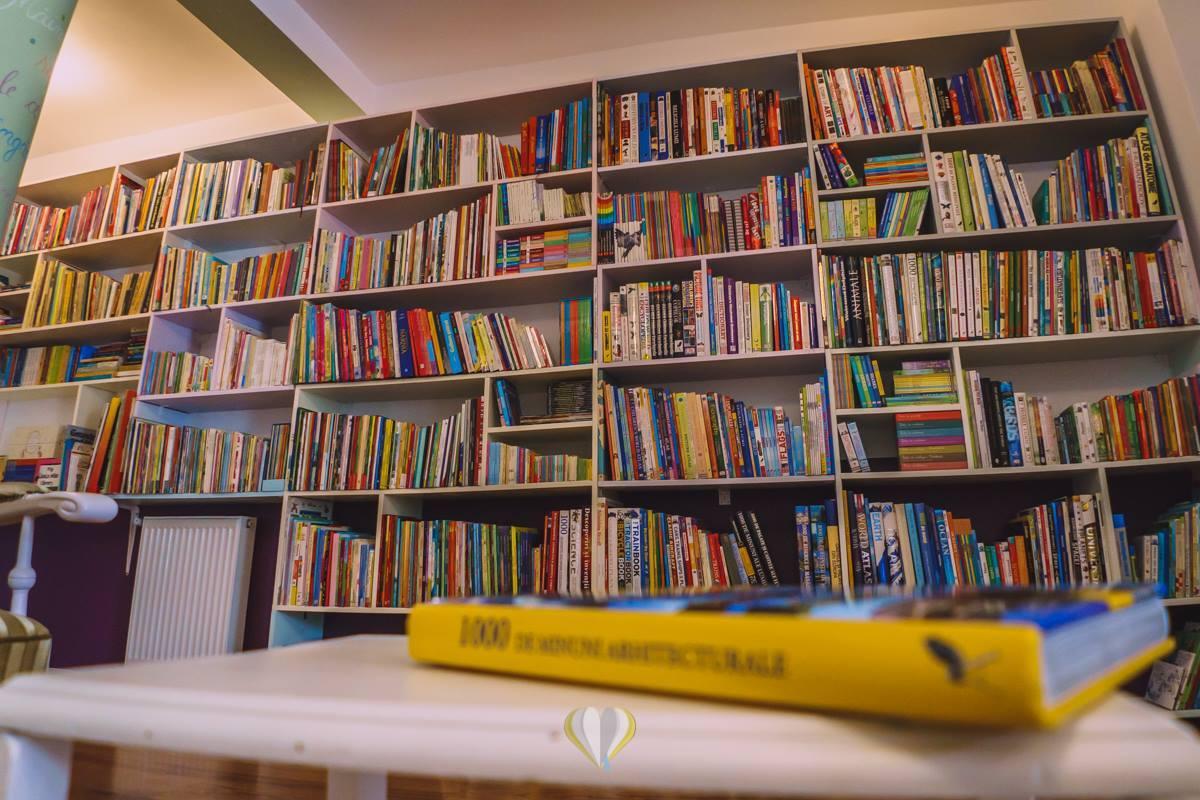 În curtea unui bloc din sectorul Buiucani a fost deschisă o bibliotecă pentru copii