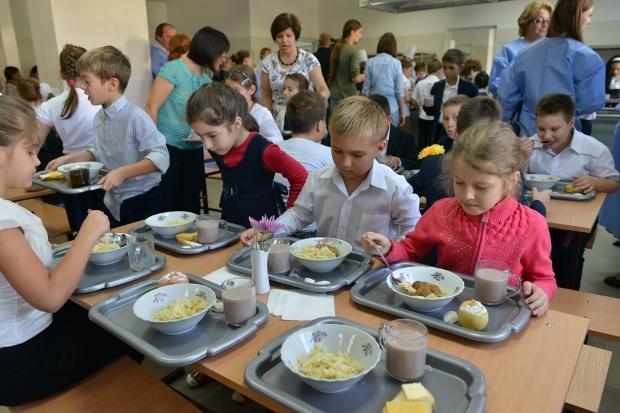 Власти выделят больше денег на питание детей в школах