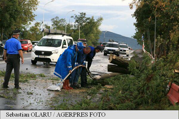Furtună periculoasă în România: 8 persoane decedate și 137 rănite
