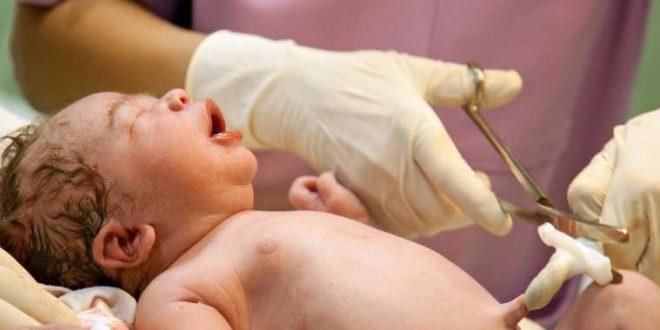 O familie de români a refuzat tăierea cordonului ombilical al nou-născutului. Iată ce a urmat