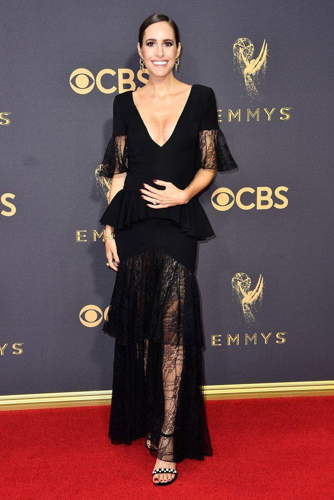 Ce a purtat graviduța Louise Roe la Premiile Emmy 2017
