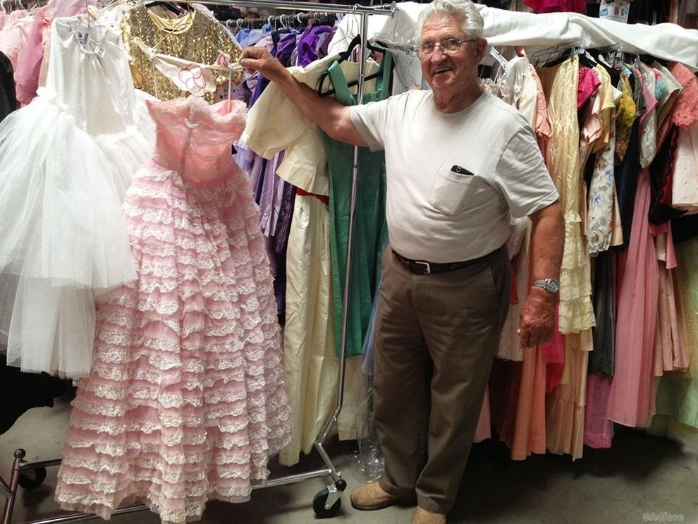 În 56 de ani de căsnicie, un bărbat i-a cumpărat soției 55.000 de rochii