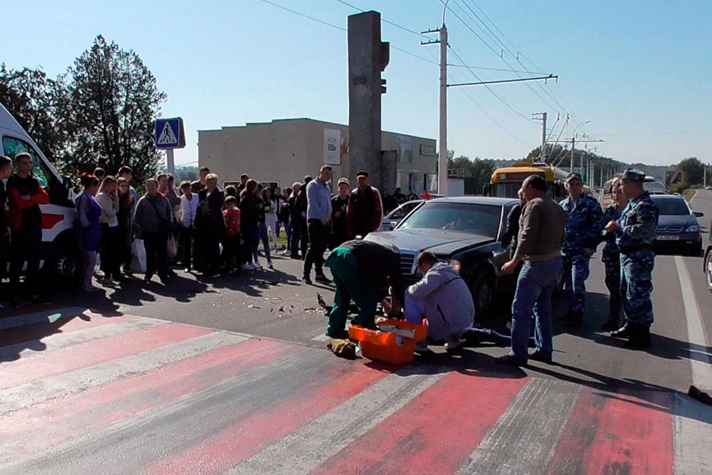 O elevă de 15 ani a fost lovită mortal de un Lexus pe o trecere de pietoni (FOTO)