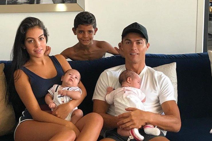 Криштиану Роналду выложил новое фото всех своих детей и беременной девушки