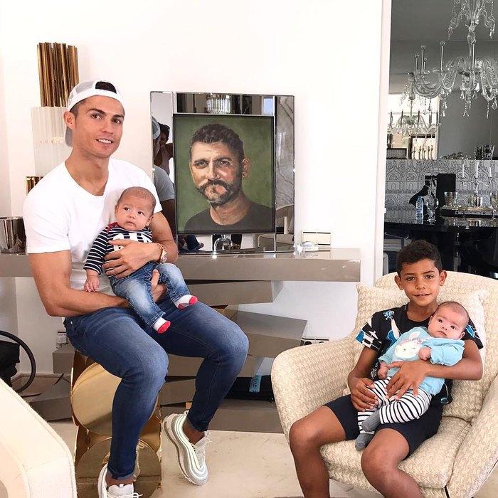 Cristiano Ronaldo a postat o nouă fotografie cu toți copiii și cu iubita însărcinată