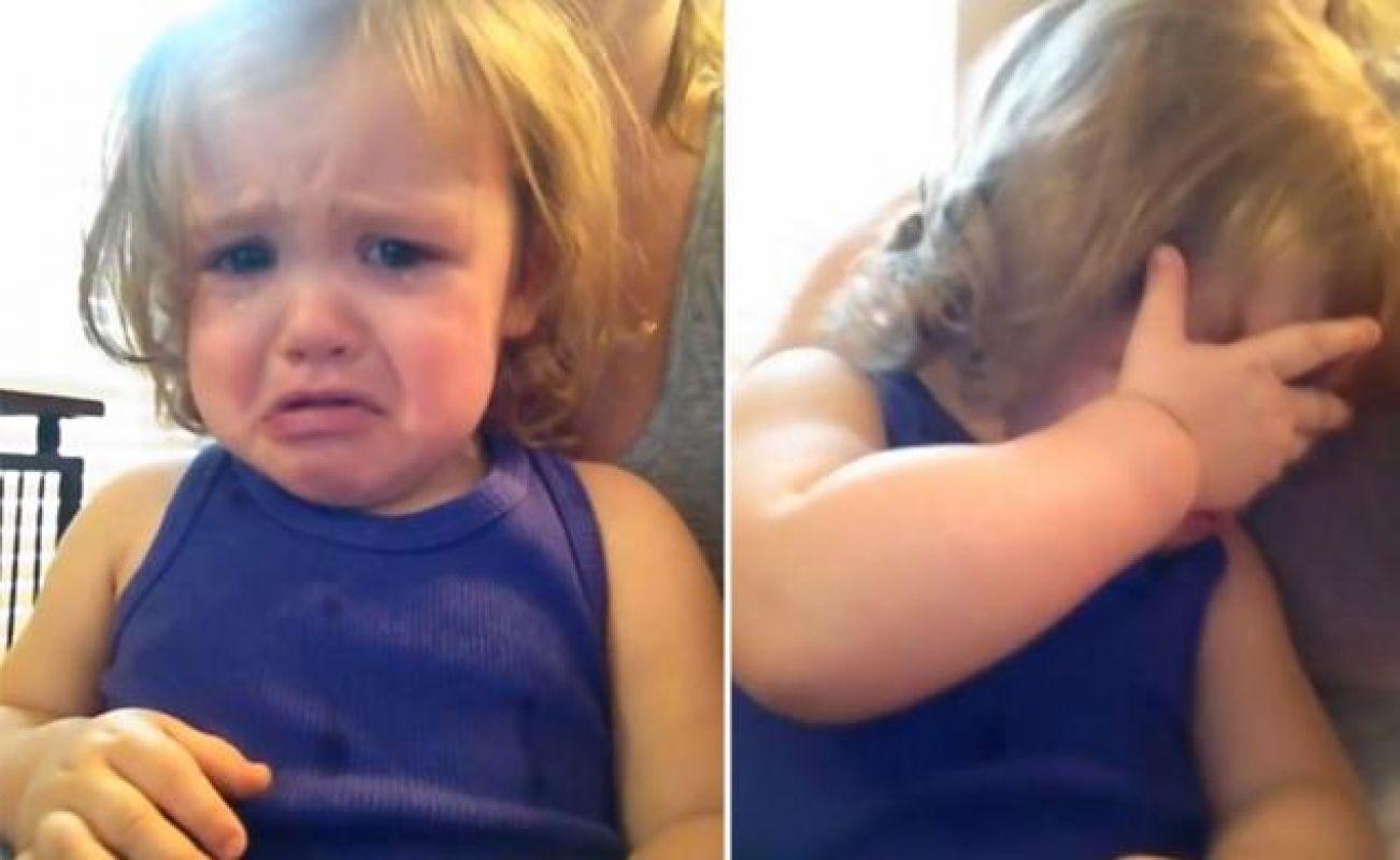 O fetiţă de doar doi ani a stat flămândă şi plânsă 7 ore într-un microbuz