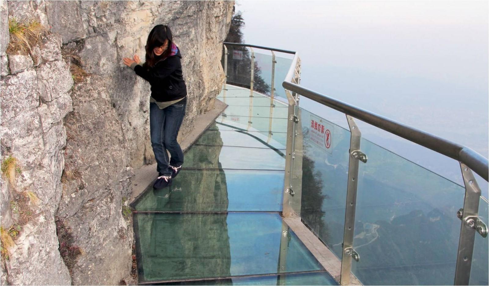 Ce face acest turist cînd a văzut că podul de sticlă „crapă” sub picioare (VIDEO)