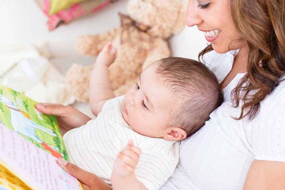 Maria Marian: De ce este bine să îi citim bebeluşului?