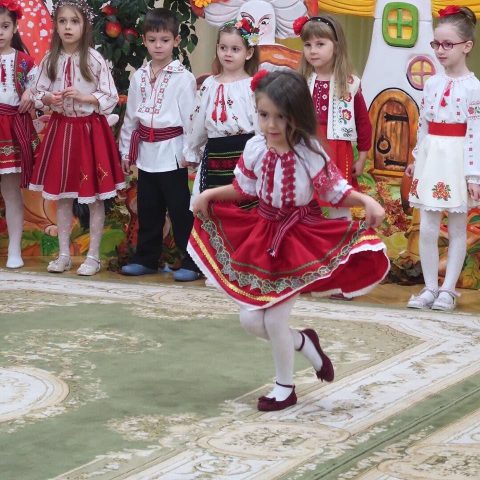 Дочь Аны Ирины в национальном костюме Золотой Осени!