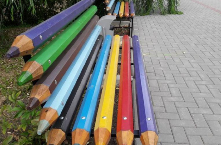 Mai multe bănci din creioane colorate au apărut în Chișinău