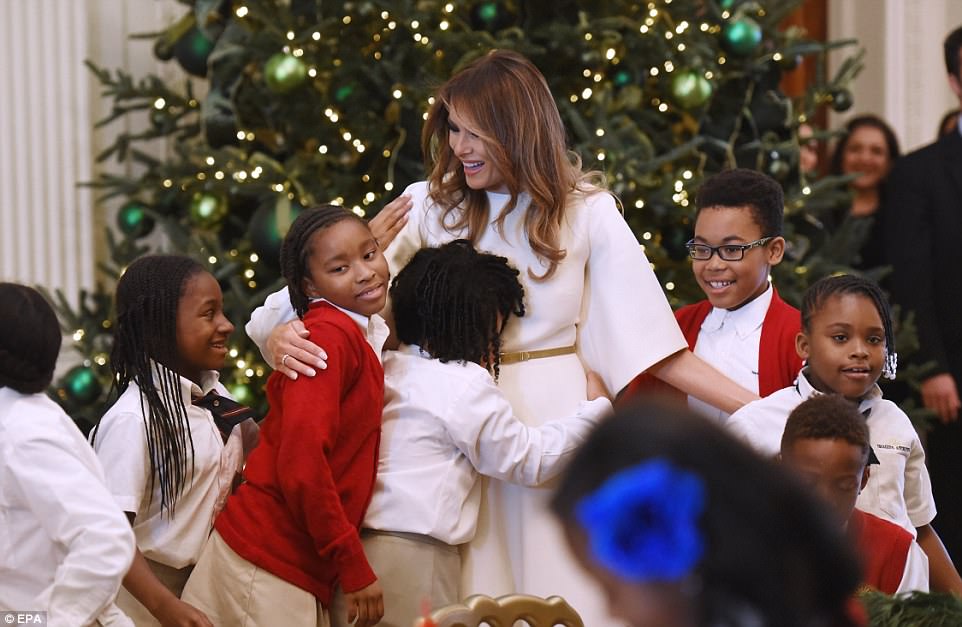 Праздничное настроение: Мелания Трамп украсила Белый дом к Рождеству