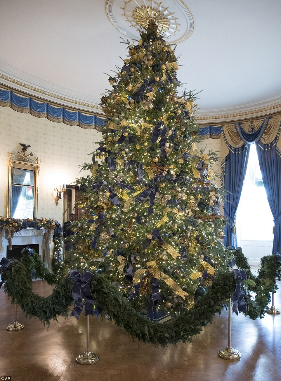 Праздничное настроение: Мелания Трамп украсила Белый дом к Рождеству
