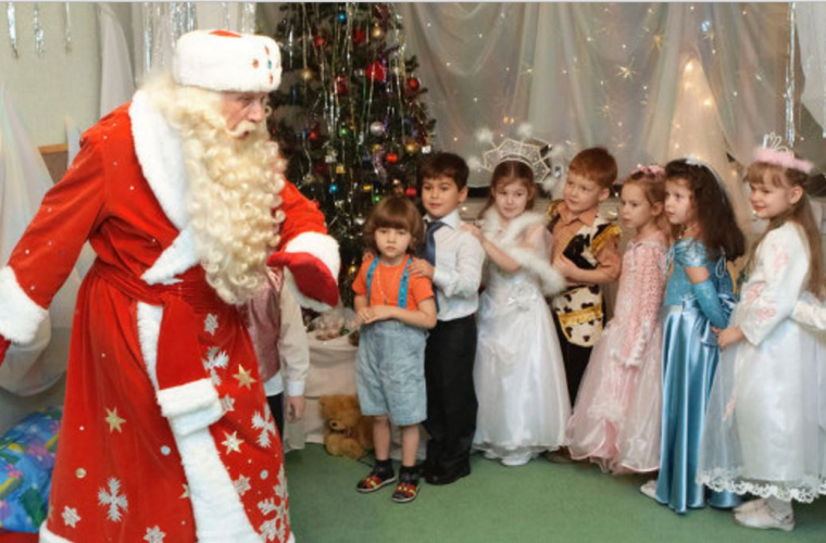 В российские детские сады запретили приглашать Дедов Морозов
