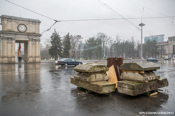 Startul sărbătorilor de iarnă se amână. Bradul Capitalei încă nu a ajuns în ţară