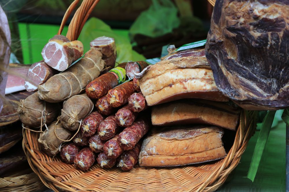 Produse din carne alterată, vândute prin piețele din Chișinău și prin sate