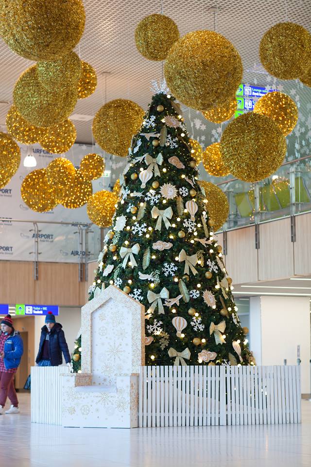 Новогодний декор в столичном аэропорту дарит праздничное настроение
