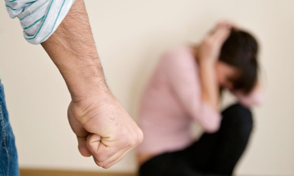 Случаев насилия в семье стало меньше, но поиски решения проблемы продолжаются