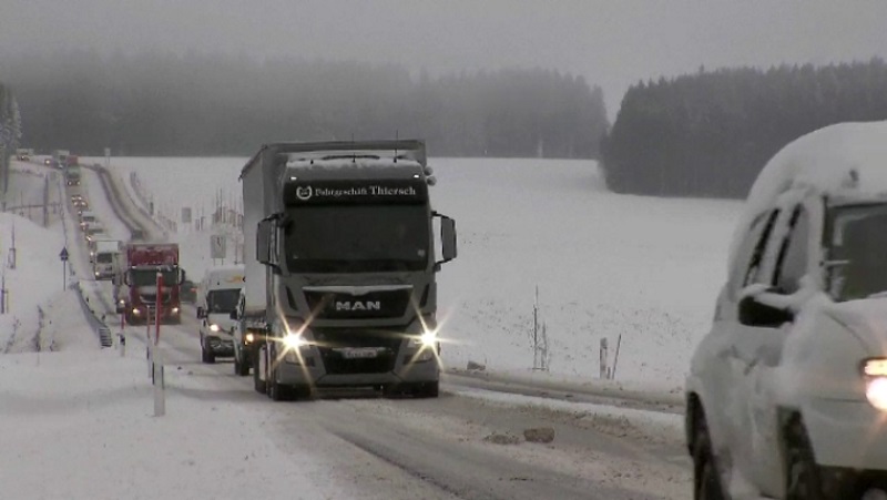 Из-за непогоды 17 населенных пунктов в Молдове остались без света, а на трассе застряли 4 грузовика