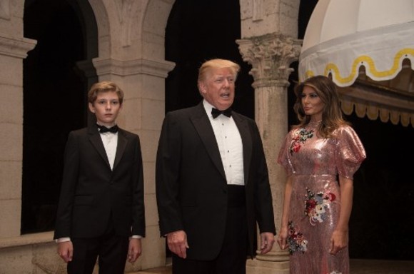 Ce a purtat Melania Trump de Revelion