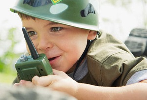 Le trebuie băieților jucării de război? Opiniile psihologilor