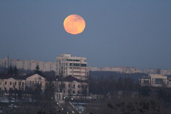 Imagini spectaculoase cu Super Luna albastră sângerie, surprinse pe cerul de la Chişinău