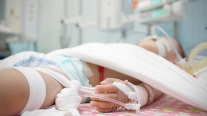 O fetiţă de 2 ani, în stare gravă la spital, după ce a fost bătută crunt de propria bunică