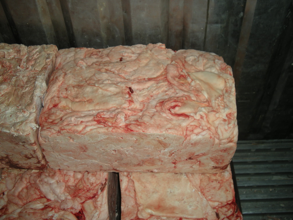 Множество нарушений выявили в цехе хранения продуктов из свинины на предприятии в Новых Аненах