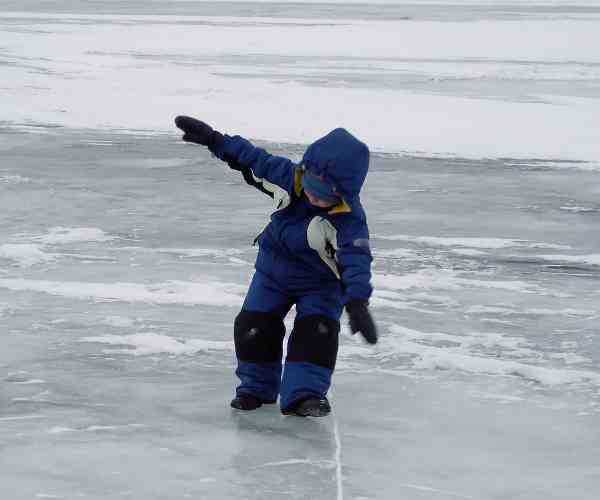 Будьте бдительны! Дети гуляют по тонкому льду