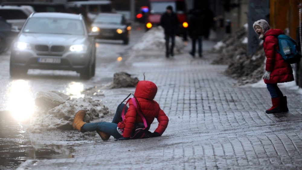 Peste 20 de persoane au ajuns la spital în ultimele 24 de ore după ce au căzut pe gheaţă