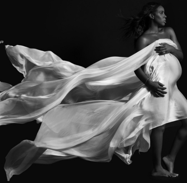 Însărcinată în 8 luni, Kelly Rowland a pozat nud