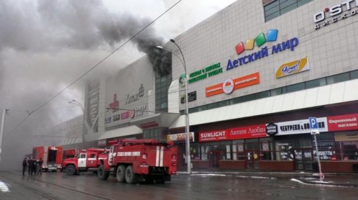 Zeci de copii morți și dați dispăruți într-un incendiu devastator la un mall din Rusia