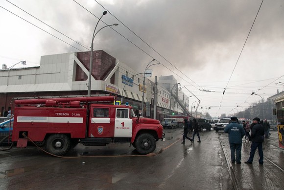 Zeci de copii morți și dați dispăruți într-un incendiu devastator la un mall din Rusia