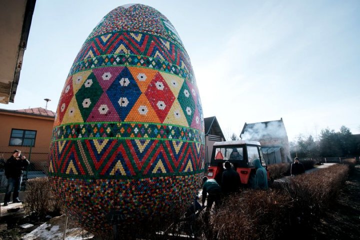 Într-un sat din Slovacia a fost montat cel mai mare ou de Paște din lume. Cum arată (FOTO)