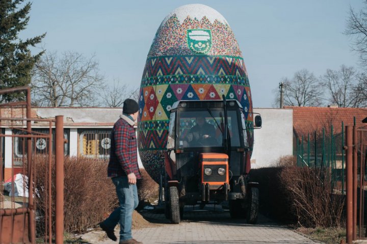Într-un sat din Slovacia a fost montat cel mai mare ou de Paște din lume. Cum arată (FOTO)