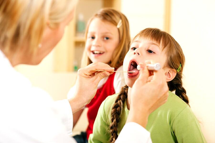 Какие средства выбрать для лечения горла у ребенка